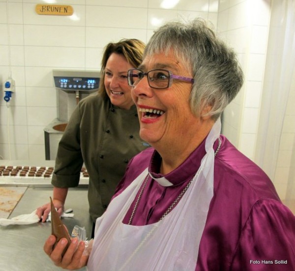 Godt humør er bra for arbeidsmiløet. I bakgrunnen Eliser Nesset.