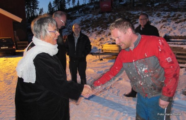 Oler Anton Brænd ønskler velkommen til Uti. Foto Hans Sollid