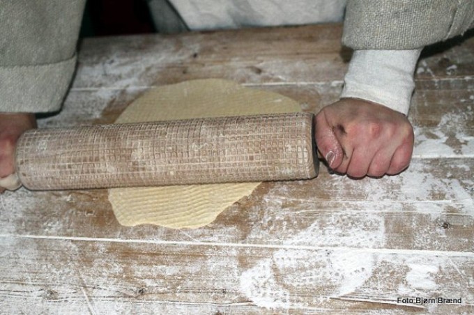 Julebakst av lefse - utkjevlingen. Foto  Bjørn Brænd