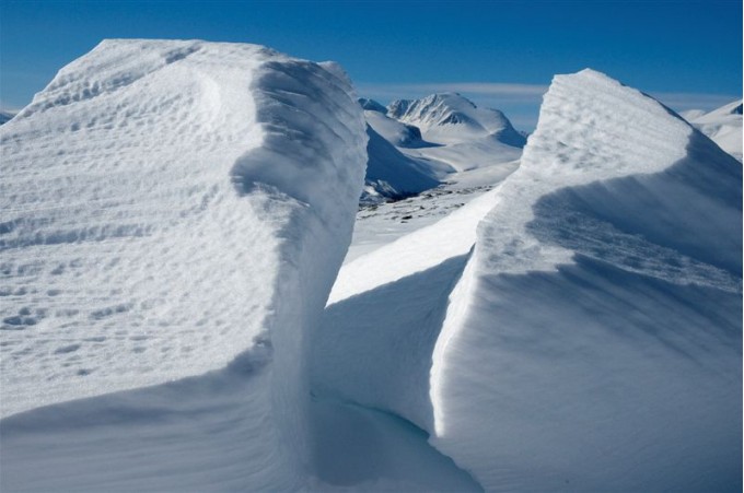 Rondeslottet mellom snøskavler. Foto Per Bjørkum