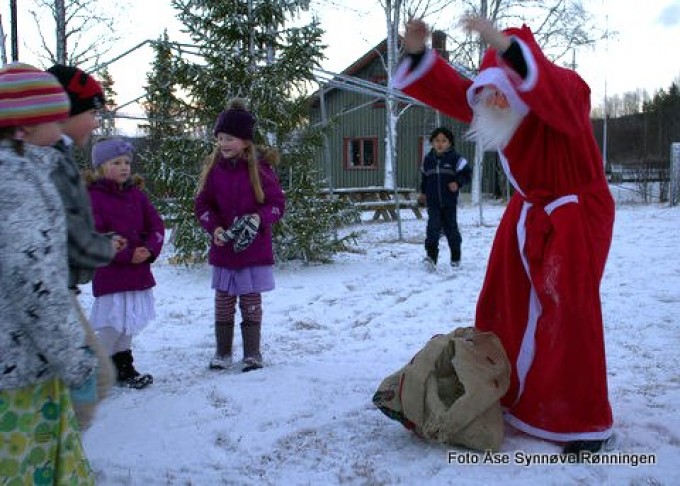 Juklenissen i sving ne'på "Grend". Foto Åse Synnøve Rønningen