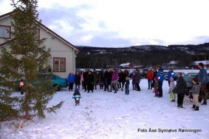 Julegrana tennes ne'på "Grend". Foto Åse Synnøve Rønningen