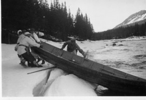 trysilelva med baat. På vei inn i Norge og start jerbanesabotasje foto Oddvar Dobloug