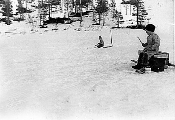 Bilde av Isfiske Atnsjøen 1961 Foto Kari Moen Øvergaard
