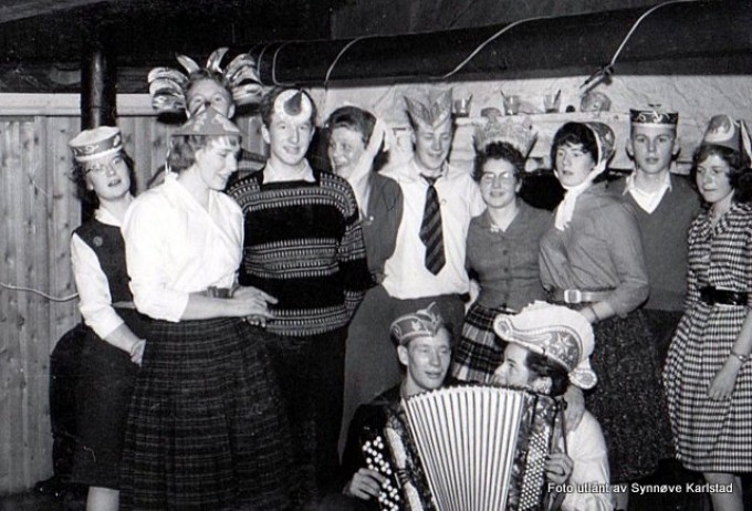 Bilde fra nyttårsfeiring på Vestre Vuluvollen i 1960. Foto utlånt av Synnøve Karlstad