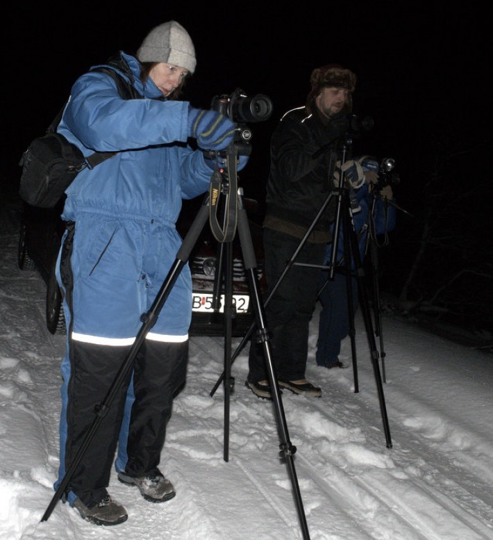 Ida, Torben og Berit i mørket bak prøvde nattfotografering Foto JØ