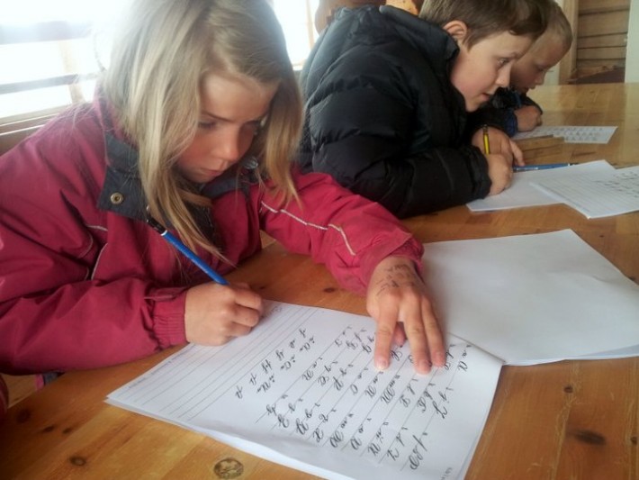 Elever konsentrert over de gotiske bokstaver
