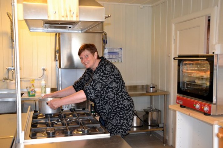 Ellen Mari prøver den nye gasskomfyren. Foto Ida Løchen