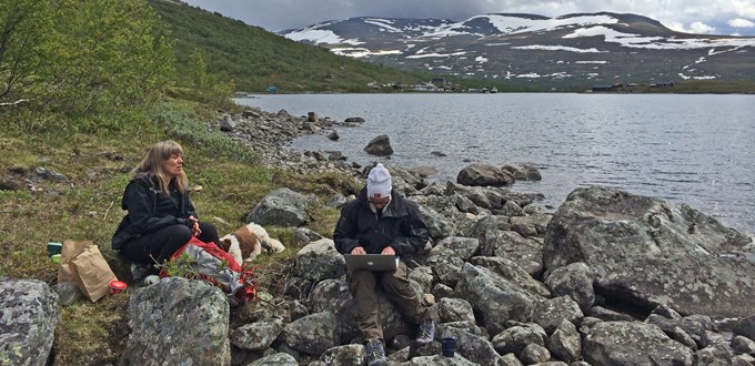Nasjonalparkforvalter i Jotunheimen, Kari Sveen, blir intervjuet av prosjektleder Harald Aas i Snøhetta Design ved bredden av Gjende i Jotunheimen. Foto: Hege H. Talsnes