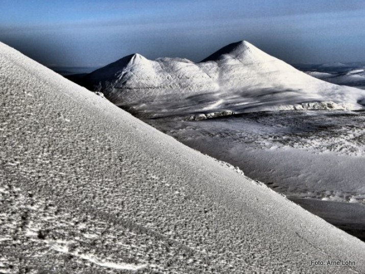 Sælnkletten sett fra oppstigninga mot Gravskarhøgda. Foto Arne Lohn