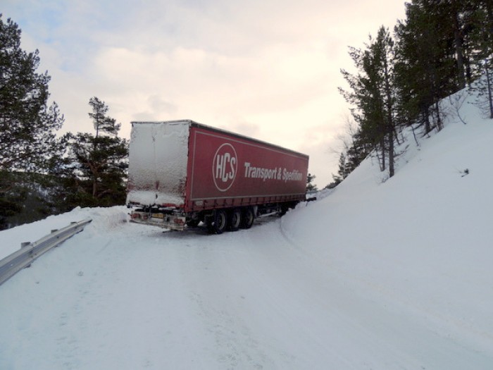 Runensk trailer fast i Solhaugsvingen foto Hans Bondal