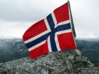 Flagget vaier i fjellbygda foto JØ