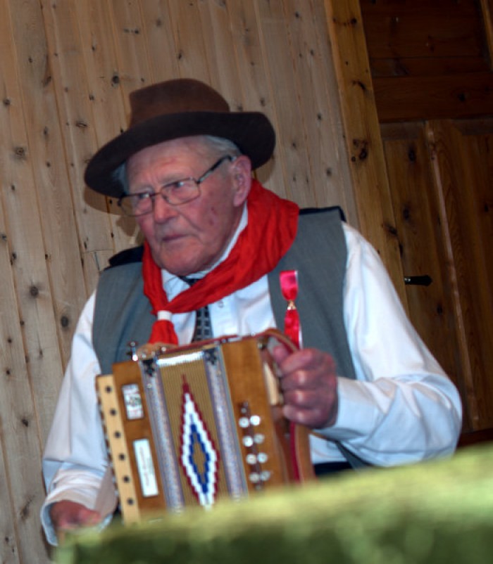 Per Brænd spiller og forteller gjerne foto JØ
