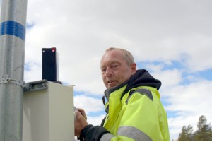 Hugo monterer nytt utstyr foto Jo Øvergaard