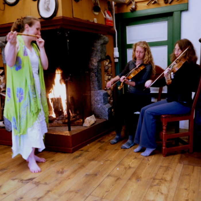 Innendørs jonsokkveld med folkemusikk, peisbål og te (og kun te) i koppen foto Jo Øvergaard