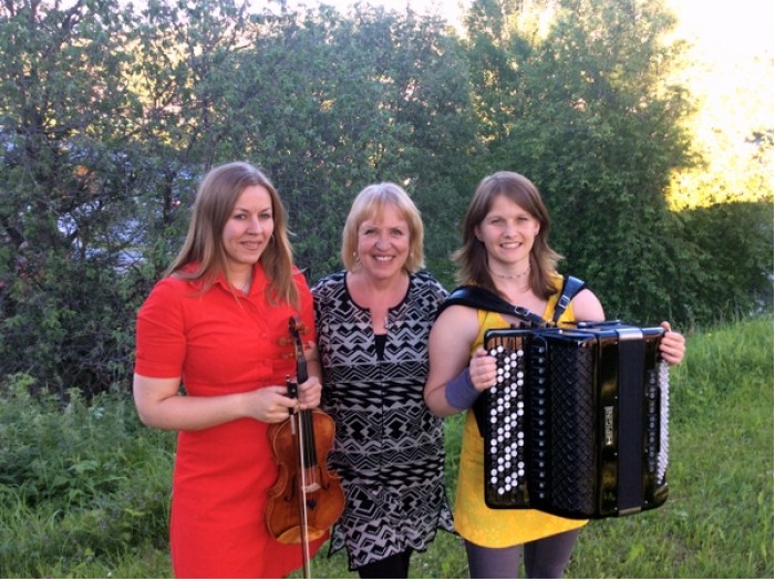 Pernille Frøholm, Eli Storbekken , Irene Tillung    Rosekollatrio-001