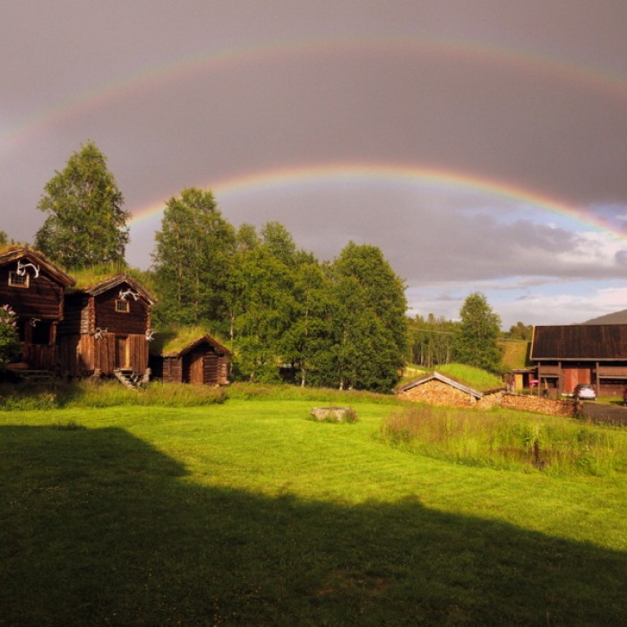 Dobbel regnbue ove Amperhaugen. Det må vel bety lykke? foto Jo Øvergaard