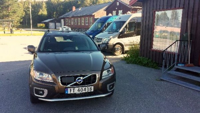 Drosjene på Koppang får mere parkeringstid framved veggen på drosjebua.... foto Kjell Sponberg