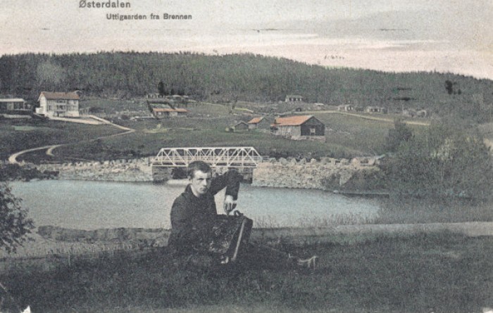 Arne Modahl med Øver-Hølen og Uti i bakgrunnen.