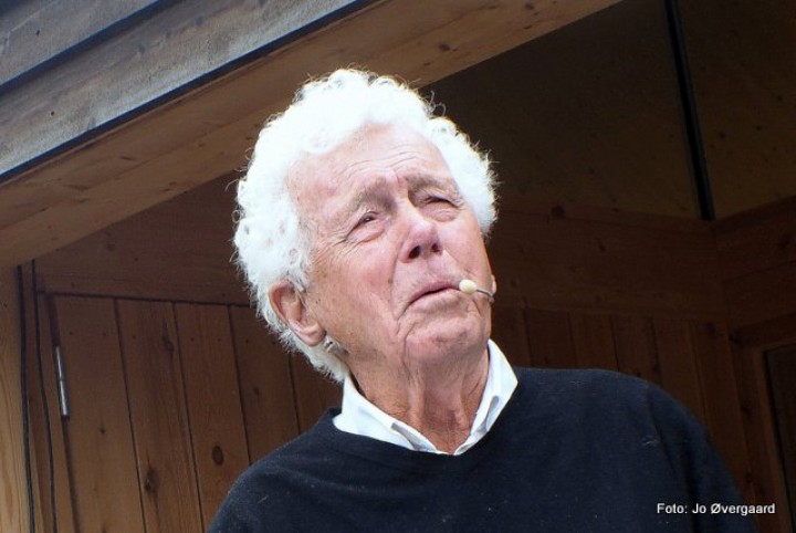 Toralv Maurstad framfører "Prestens tale ved graven"