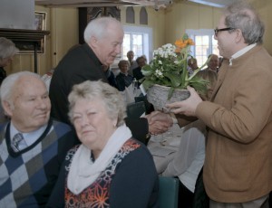 Åge fikk takk, blomster og helsinga fra Sollia. Foto Mette Støvneng