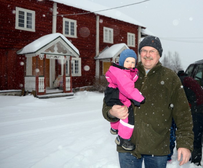 Ole Nordahl med barnebarnet Håkon. foto Jo Øvergaard