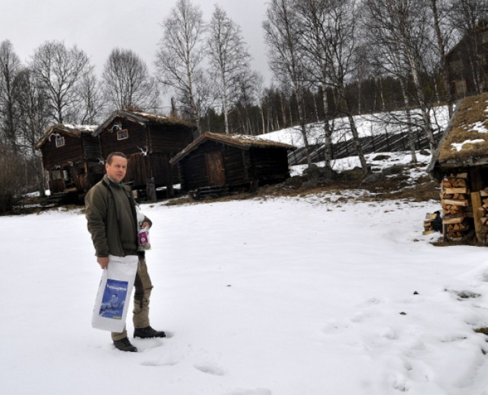 Mai... men kvit bakke og småfuglene må fortsatt fores. Her har Øyvind hentet ny forsyning på Felleskjøpet foto Jo Øvergaard