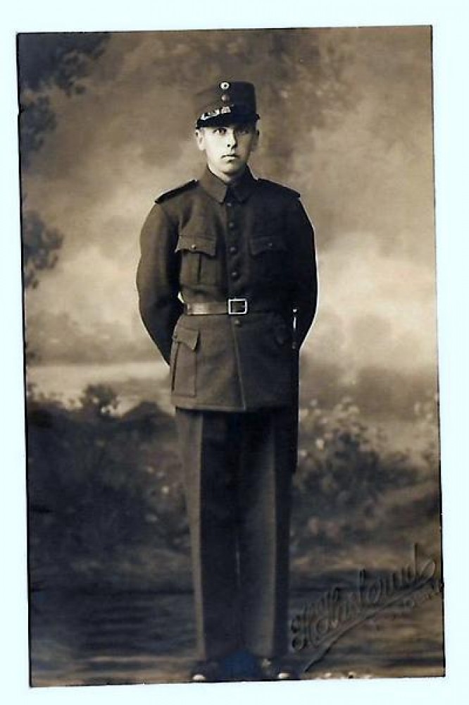 Bjørn Gumdersen i norsk førkrigs soldatuniform.
