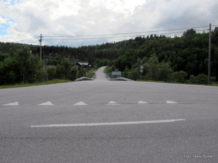 Nytt asfaltdekke på gang helt opp til fylkesgrensa