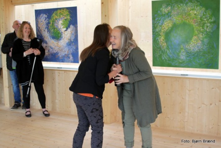 Mari Stenseth gratulerer Randi Lilienquist med utstillingen