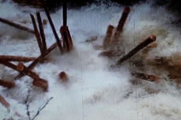 Tømmerdans i fossestryk. Foto BB