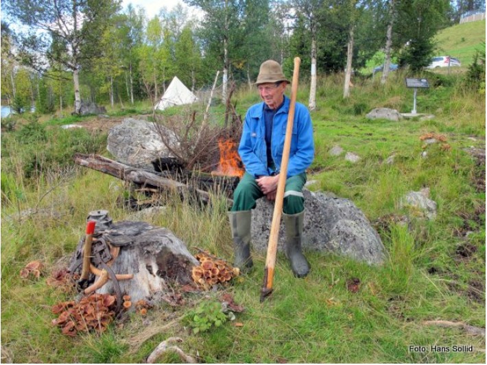 Helge Lien - 95 år - med på utislåinga av tømmeret