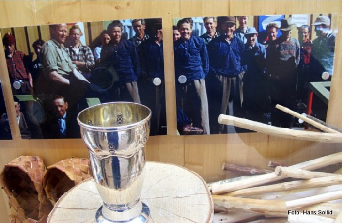 Pokal tildelt Knut Amundsen Lien for 50 års sammenhengende fløting