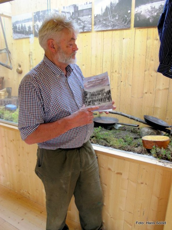Bjørn Brænd med bok som ble utgitt til denne utstillingen