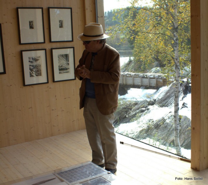Jo åpner utstillingen