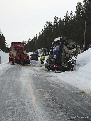 Betongbil skled av vegen ON