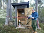 Stilig åpning av utedassen på Oksodden