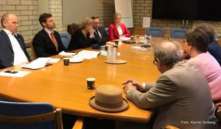 1-18 0418 rundt motebord pa Stortinget