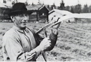11 0201 Embret Finstad bryner ljåen