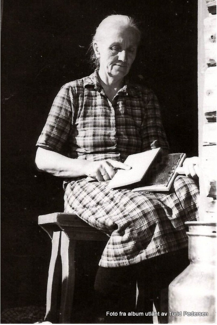 Marit karder ull.