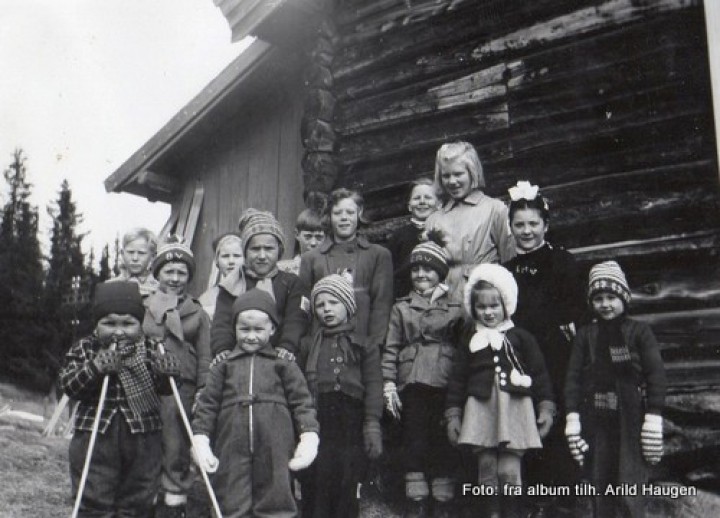 Etter en skidag i klokkerstua ca.1955
