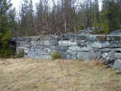 Bilde av fjøsmuren på setra til Eggen. Foto Hans Sollid