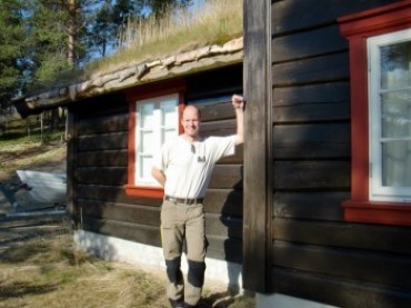 Bilde av Asmund ved hytte laget etter dette nye prinsippet. Foto Av3